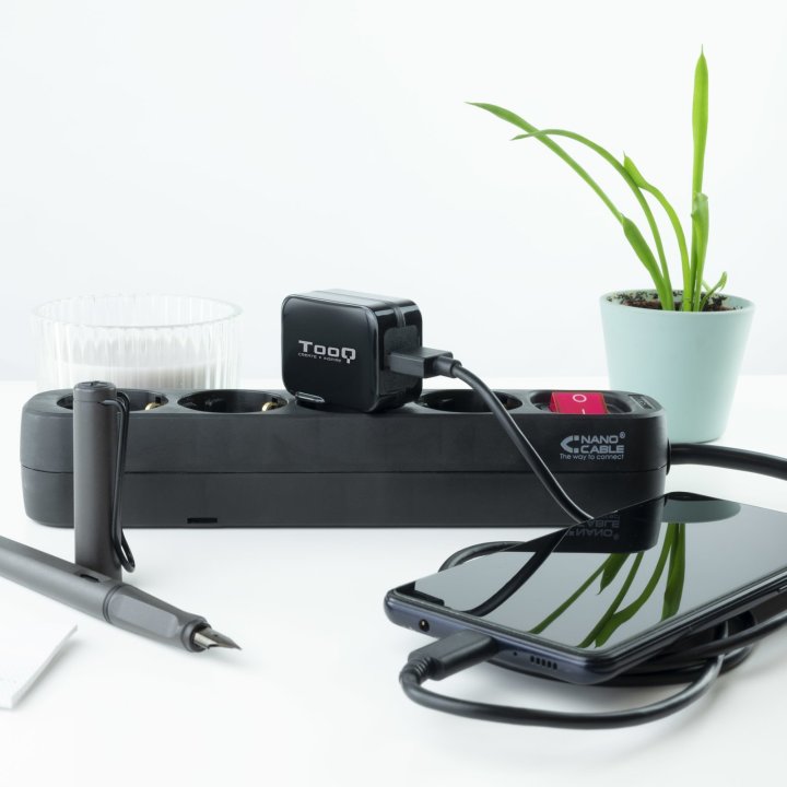 Cargador De Pared Tooq Tqwc-1s01 Usb 2,4a, Negro
