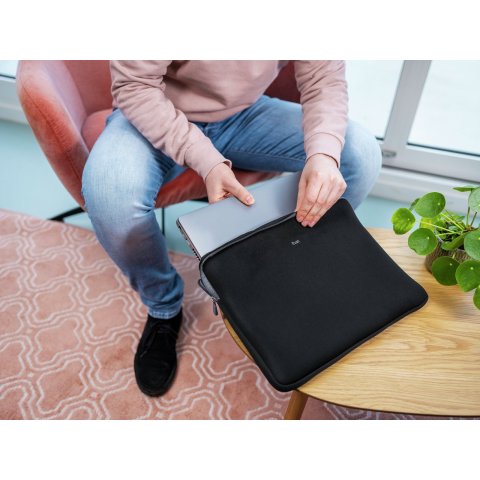 Funda Universal Trust Primo Sleeve- Para Portatiles De 15.6" - Color Negro 21248
