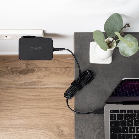 Cargador De Pared Tooq Tqlc-usbcgan100pd Usb-c Pd 100w Con Sistema Gan Color Negro