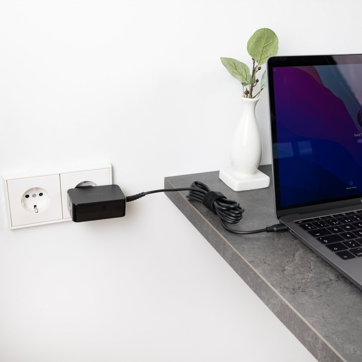 Cargador De Pared Tooq Tqlc-usbcgan45pd Usb-c Pd 45w Con Sistema Gan Color Negro